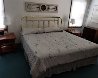 QUEEN BED