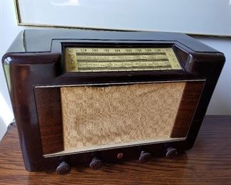 ANTIQUE TUBE RADIO