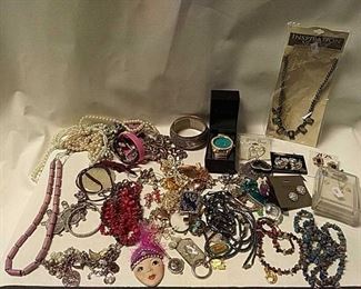 https://connect.invaluable.com/randr/auction-lot/necklaces-costume-jewelry-earrings-pins_B2A4DBBA7E