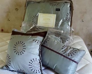 Queen bedding set