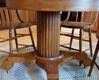 Oak pedestal table with 2 leaves & 4 chairs