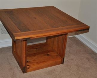 RUSTIC KNOTTY CLASSIC PINE END TABLE BY THIS END UP FURNITURE COMPANY MADE IN THE USA, 32"W X 32"D X 22"H.  OUR PRICE IS $165.00.