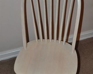 ONE OF THE SIX WINDSOR STYLE DINING 37.5" H CHAIRS.