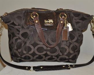 CLASSIC MONOGRAM SIGNATURE PRINT COACH HANDBAG IN BROWN LEATHER IN VERY GOOD CONDITION. OUR PRICE IS $65.00.
