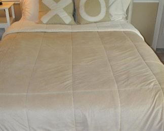 REVERSIBLE TAN AND WHITE MICROFIBER QUEEN COMFORTER.  OUR PRICE IS $22.00. (SOLD)  SHOWN WITH A PAIR OF DOWN FILLED 19" SQUARE ZIPPERED PILLOWS "XO".  OUR PRICE FOR THE PAIR IS $45.00.