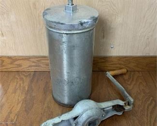 Lot 164
Vintage White mountain 4 qt. freezer ice cream maker insert