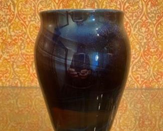 037d 1979 Newcomb Signed Art Glass Vase