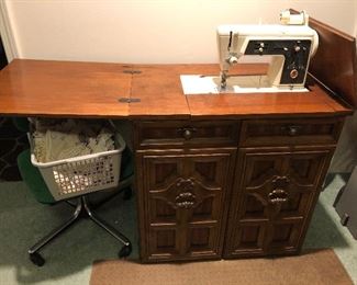 Nice Singer sewing machine w/cabinet and carrying case 