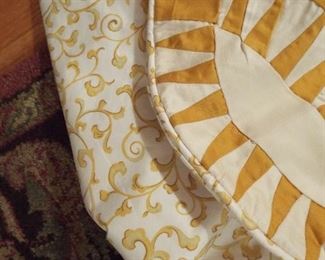 166A. CLOSE-UP GOLD & WHITE QUILT LOOK