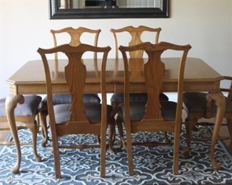 Beautiful Thomasville Dining room table with 6/chairs and 2 leaves L-66 D-42 H-30 LEAVES 2-20 INCHES