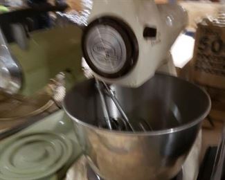 Vintage Sunbeam Mixmaster with bowl & attachments $50