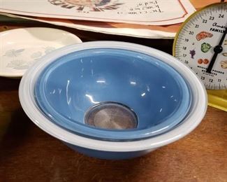 2 Pyrex Moody blues #425 & 423 nesting bowls $25 