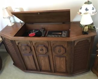 Vintage RCA Victor Stereo Console w/turntable