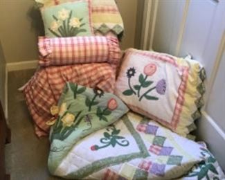 Full Size Bed Set w/comforter, shams, dust ruffle & pillows