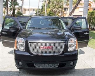 2012 GMC Yukon Dinali with 146,000.00 miles 