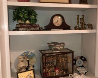 overview of oriental items, case contains a collection of Japanese bobble heads