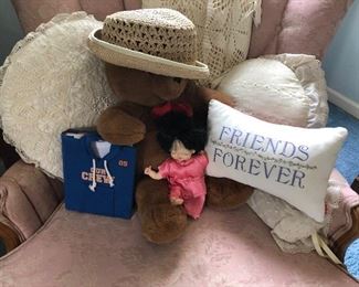Hats, pillows and dolls
