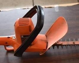 Black & Decker 16" Hedge Trimmer | Mo.# 8124 | Turns On! -WILL SHIP
