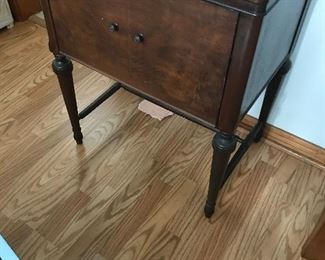 Sewing machine cabinet