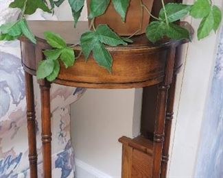 riangle Table wCenter Pole Lamp