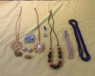 Small amount of jewelry 