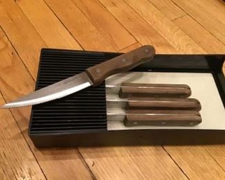 Cuisinart set of 4 steak knives and safety tray $20