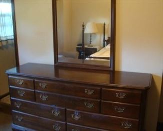 Ethan Allen dresser w mirror (10 drawers)