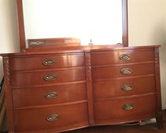 Vintage Thomasville Queen Bedroom Set (dresser w/mirror, nightstand, headboard and footboard). Solid Construction. Needs some TLC but  worth the investment. They don't make  'em ike this anymore. $50 go to www.gerilins.online to buy