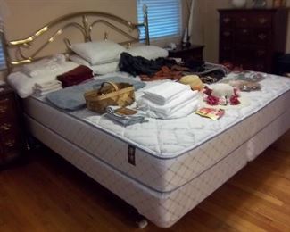 King size Bed w/ Very Clean Mattresse/Boxsprings