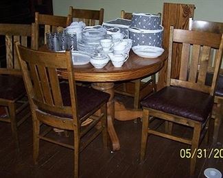 Dining room table w/ 1 leaf and 7 chairs