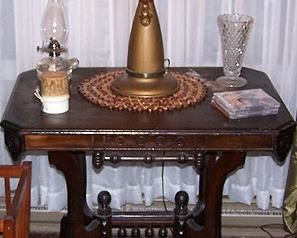 Lamp table w/ slag glass table lamp