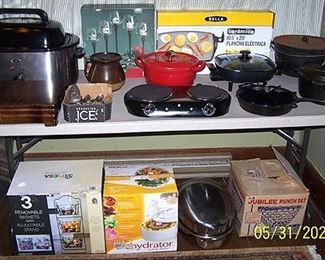 Assorted small kitchen items, cast iron kettles, etc...