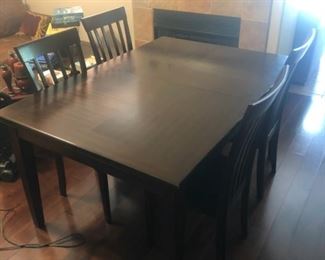 Table w/leaf and 4 chairs