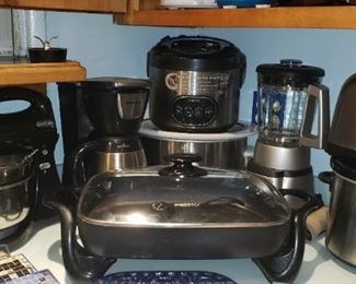 Variety of Small Kitchen Appliances $5.00 -30.00
For Appointment Please Call (760)662-7662 or Email tanya@crowncityestatesalebytanya.com