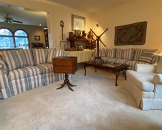 CLEAN UPHOLSTERED SEATING