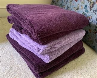 Item 224:  Lot of bath towels: $7