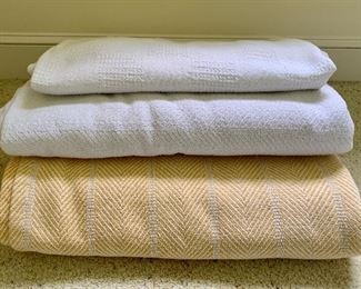 Item 225:  Lot of blankets: $15