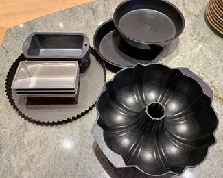 Item 257:  Lot of assorted baking pans (Nordic Ware bundt) : $35