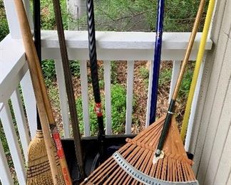 Item 290:  Lot of assorted lawn tools: $26
