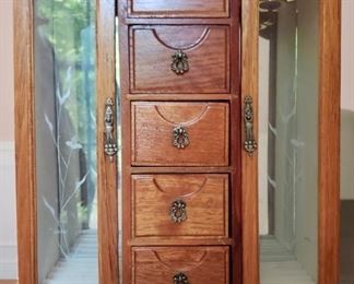 Item 305:  Jewelry box: $20