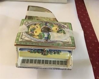 Vintage ceramic, hand-painted piano with 4 matching ashtrays. Gold accents