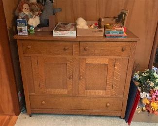 Beautiful oak side board - very nice condition