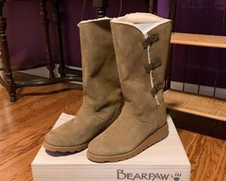 $18 - Women's Bearpaw Boots, New in Box (Size 11)