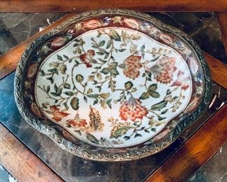 Detail:  Decorative crackle ceramic painted oval bowl on metal stand