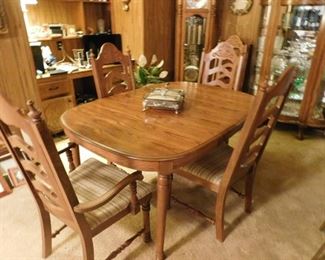 Oak Dining table with 6 chairs and 1 leaf
