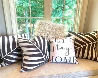 There are many decorative pillows