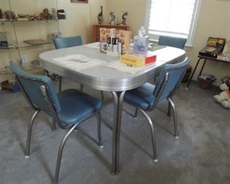 1950s Formica Table set: Table - 4 chairs - leaf