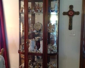 Very nice curio cabinet, (lighted)