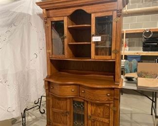 Beautiful Oak Pulaski Keepsake 2pc Hutch