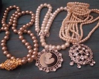3  cultured pearl necklaces
$15.00
PLEASE CHECK TERMS AND CONDITION
j 16